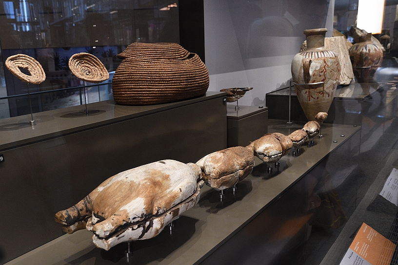 53 MAK_7128.jpg - Contenitori in terracotta utilizzati per contenere derrate alimentari nelle sepolture.